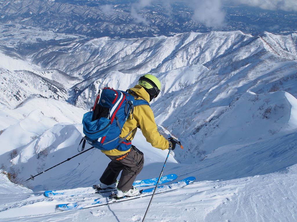 白岳沢にドロップ。白岳 白岳沢 スキー滑降 バックカントリー