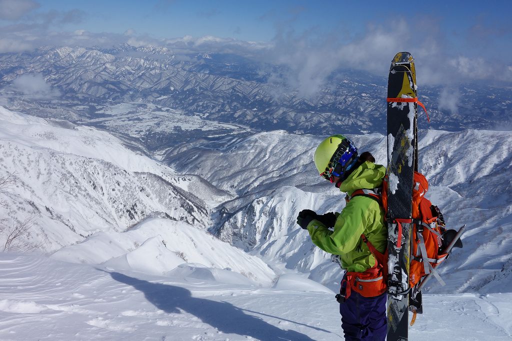 遠見尾根を白岳沢ドロップ地点付近まで登行。白岳 白岳沢 スキー滑降 バックカントリー