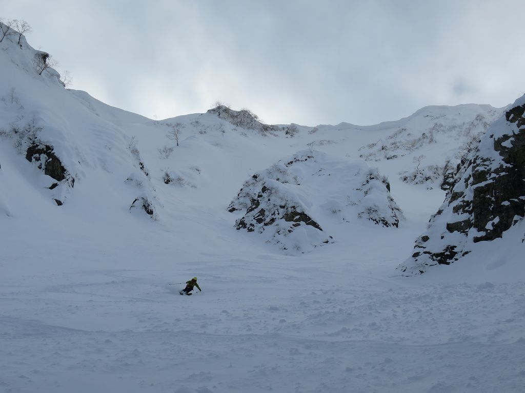 白岳沢を滑降。白岳 白岳沢 スキー滑降 バックカントリー