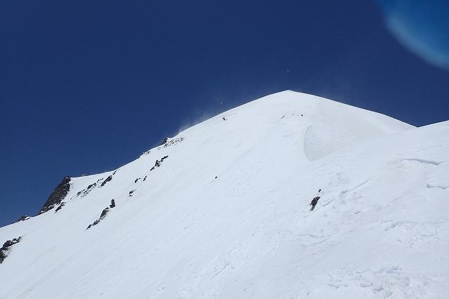 剱岳山頂から大脱走ルンゼにドロップ。剱岳 大脱走ルンゼ スキー滑降 山スキー