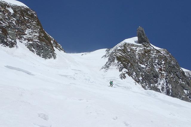 大脱走ルンゼのノドを通過。剱岳 大脱走ルンゼ スキー滑降 山スキー
