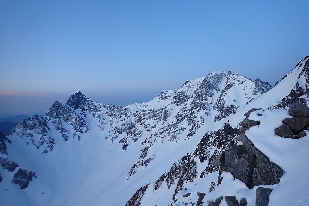 奥穂高岳と直登ルンゼ。中央右のピークが奥穂高岳で、山頂から直線的に落ちる顕著なルンゼがスキー滑降ラインの直登ルンゼ。左のピークは前穂高岳。5月5日北穂東稜から撮影。