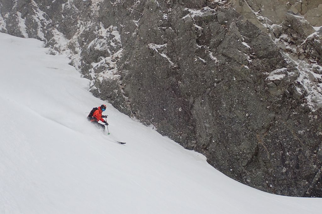 奥明神沢をスキー滑降。パウダーだが古く硬くなったデブリに底付きして見た目より滑りにくい。