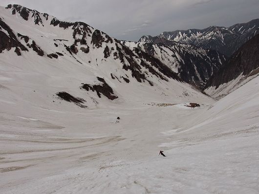 核心部を抜けて大斜面をかっ飛ばす。前穂高岳 吊尾根北面ルンゼ スキー滑降
