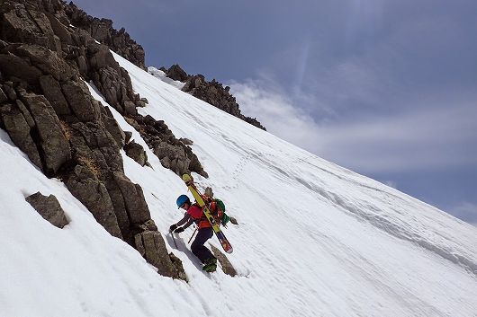 前穂高岳のピークは巻いてドロップポイントまでクライムダウン。雪壁とガレ場が入り混じって時間がかかった。前穂高岳 吊尾根北面ルンゼ スキー滑降