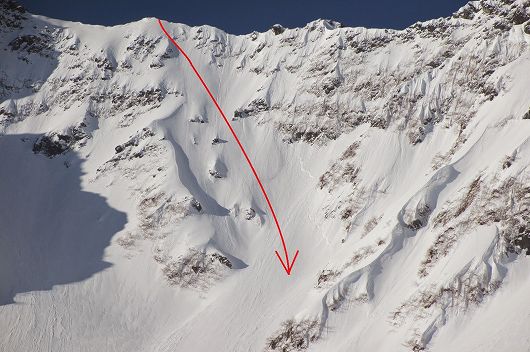 前穂高岳吊尾根北面ルンゼの滑降ライン。2013年5月撮影。前穂高岳 吊尾根北面ルンゼ スキー滑降