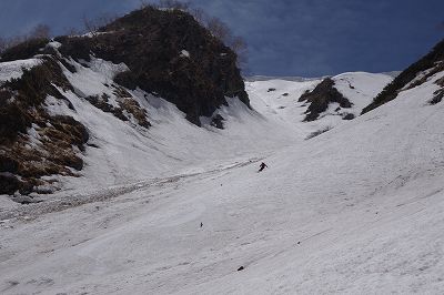 ノドを抜けるとカガミ谷は広くなり、快適にかっ飛ばす。奥大日岳 東面 カガミ谷スキー滑降