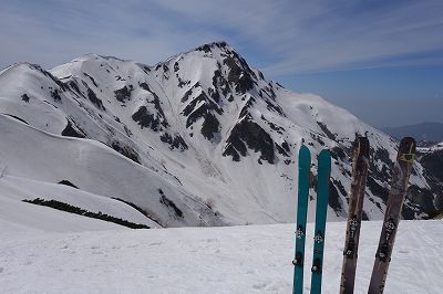 奥大日岳東面～カガミ谷を滑降後はP2390付近まで登り返し、滑降した奥大日岳を眺めながら休憩。奥大日岳 東面 カガミ谷スキー滑降