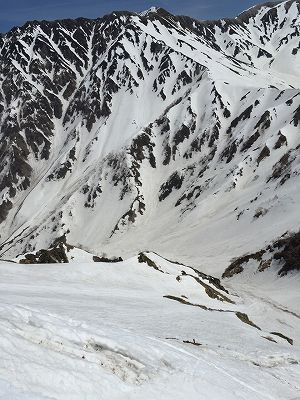 奥大日岳P2611直下のロックバンドを避け、2500m付近の周囲より薄くなっていた雪庇を切り崩して東面にドロップした。ドロップポイントから見た奥大日東面。奥大日岳 東面 カガミ谷スキー滑降