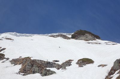 下から見上げた奥大日岳東面。画面左端の雪庇が薄い地点からドロップ。奥大日岳 東面 カガミ谷スキー滑降