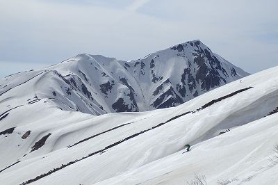 時間があったので奥大日岳をバックに雷鳥沢を滑ってから下山。奥大日岳 東面 カガミ谷スキー滑降
